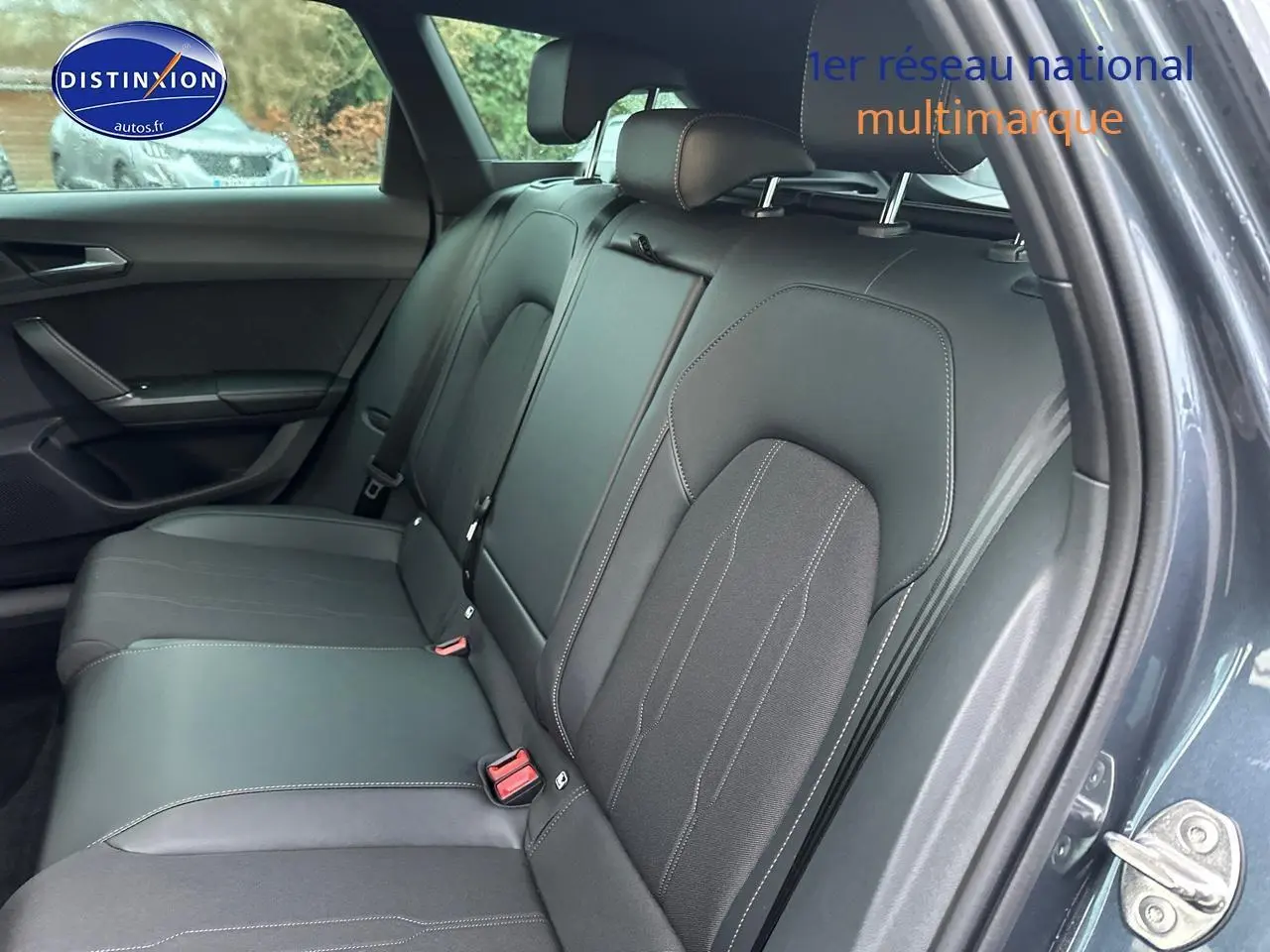 Vue intérieure côté arrière droit montrant la banquette en cuir noir du CUPRA LEON ST gris magnétique 2025.