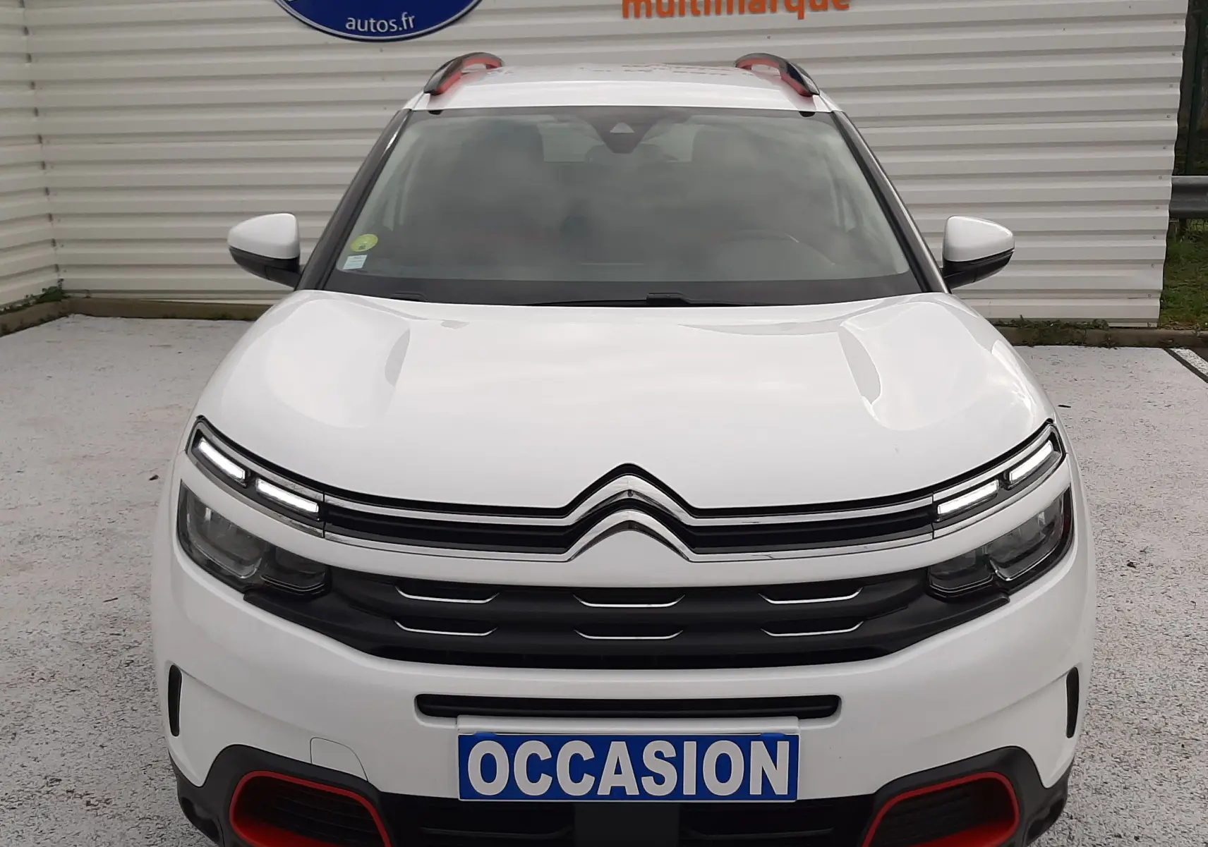 Vue avant d'un Citroën C5 Aircross blanc 2020 avec détails rouges sur le pare-chocs et calandre noire.