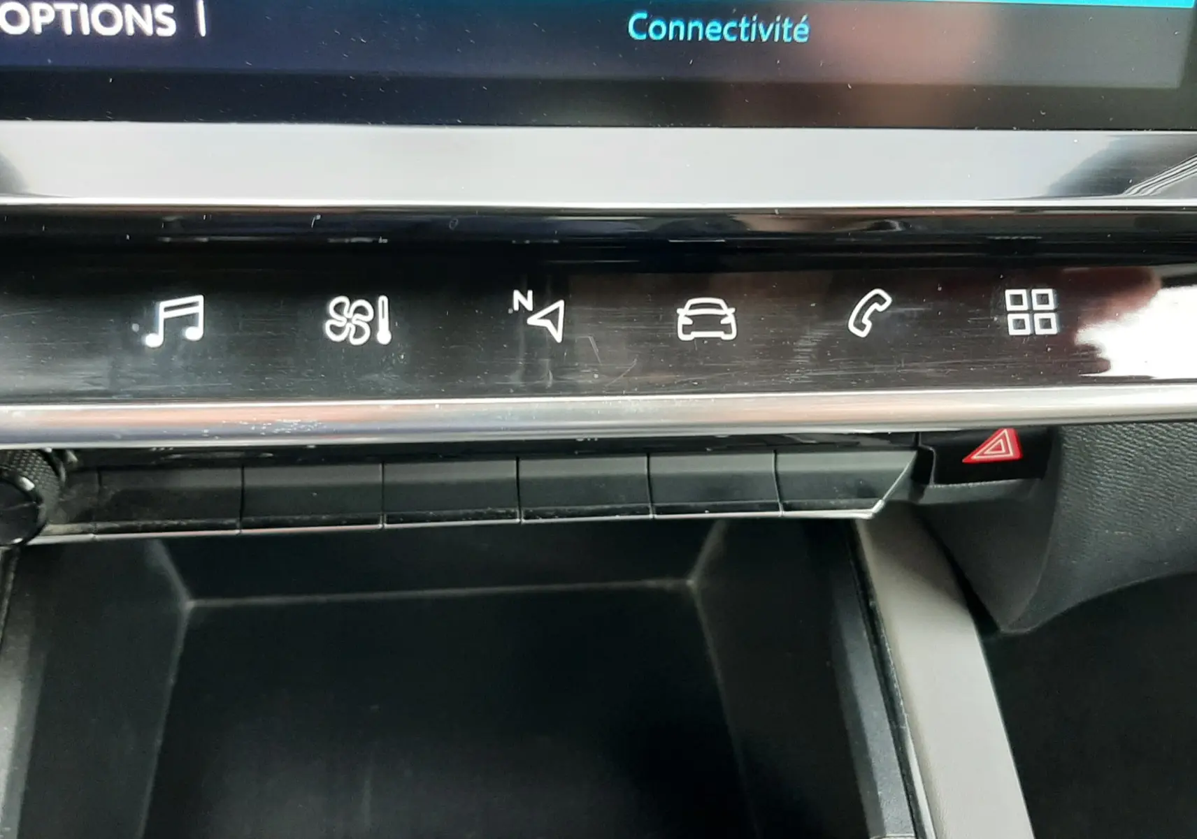 Vue rapprochée de la console centrale du Citroën C5 Aircross blanc, montrant les commandes tactiles et l'écran de connectivité.