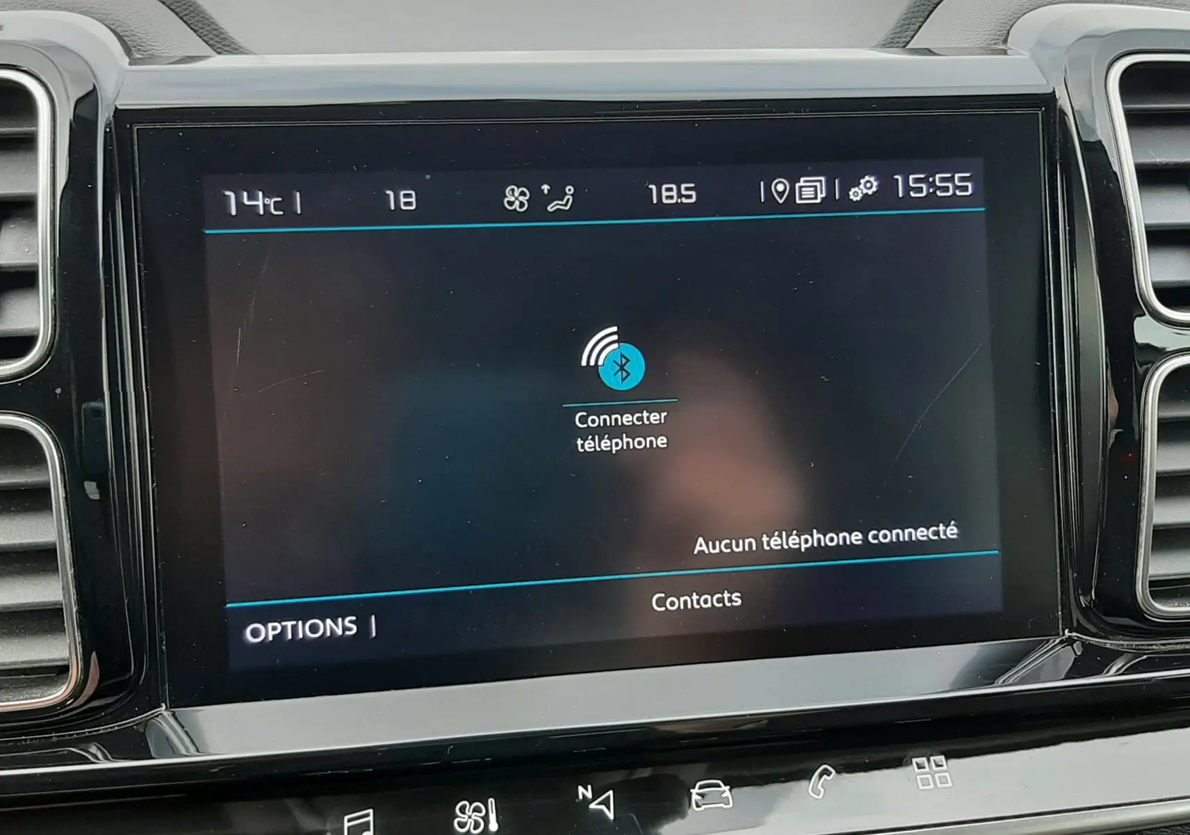 Vue rapprochée de l'écran tactile central noir du tableau de bord du Citroën C5 Aircross 2020, affichant la connexion Bluetooth.