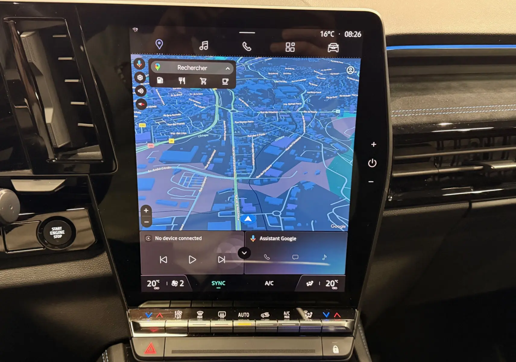 Écran tactile central avec navigation GPS dans l’habitacle du Renault Austral E-Tech gris schist, finition Techno Esprit Alpine.