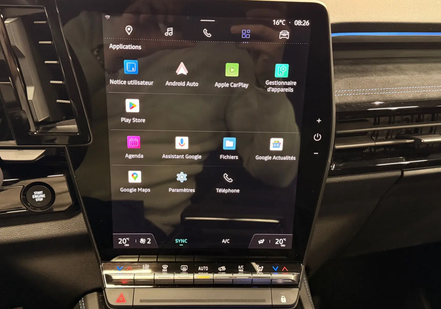 Écran tactile central vertical du Renault Austral 2023 avec commandes climatisation et bouton start/stop visibles.