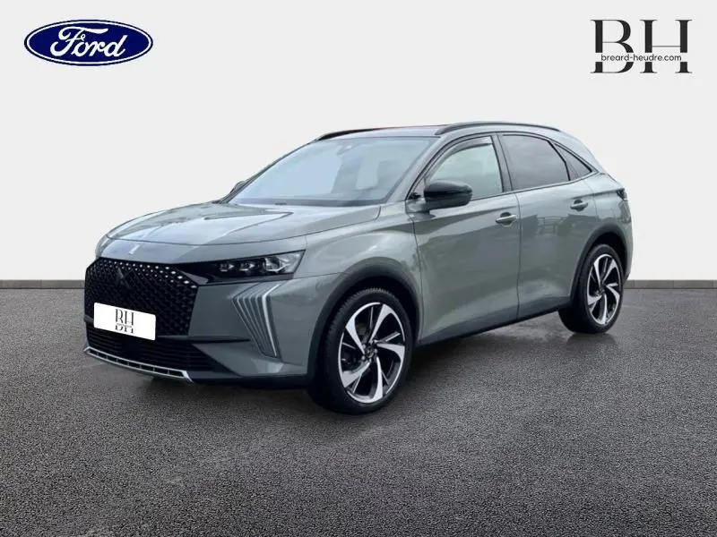 SUV DS7 BlueHDi 130ch Opera gris laqué vu en 3/4 avant droit, avec calandre noire et jantes 20 pouces distinctives.