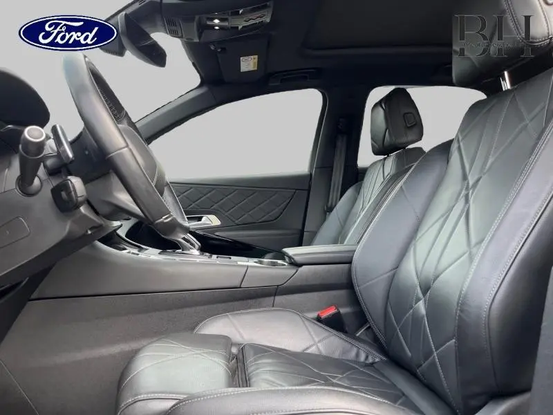 Vue intérieure côté gauche du DS7 2023 Opera avec sièges cuir noir Art Basalte et volant cuir réglable.