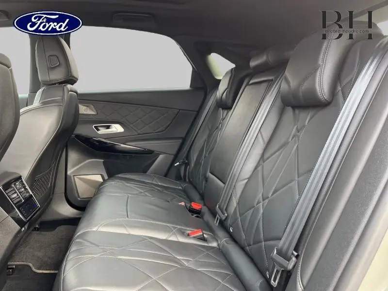 Vue latérale intérieure montrant la banquette arrière en cuir noir matelassé du DS7 BlueHDi 130ch Opera 2023.