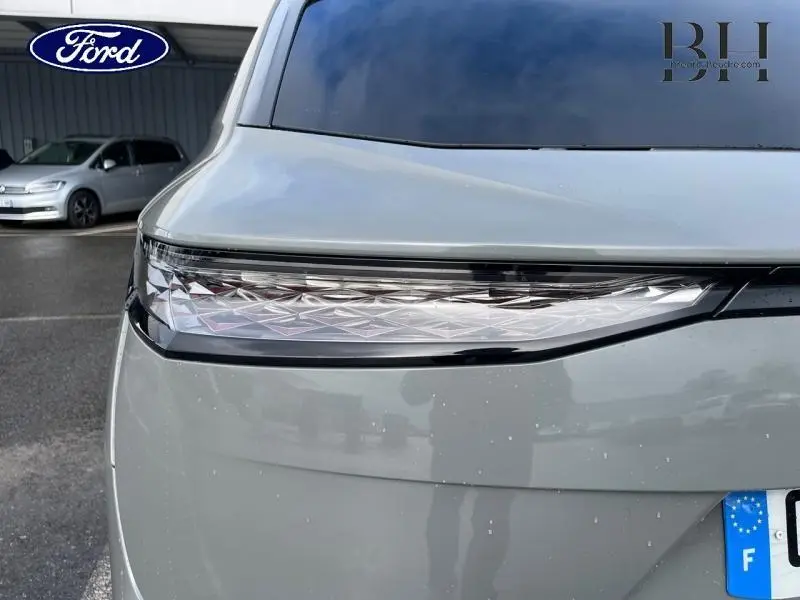 Gros plan sur le feu arrière droit du DS7 2023 gris laqué, mettant en valeur son design lumineux sculpté.