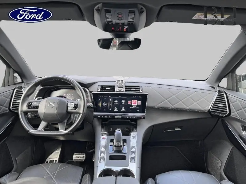 Vue intérieure avant du DS7 BlueHDi 130ch Opera 2023, tableau de bord et volant cuir noir avec surpiqûres raffinées.