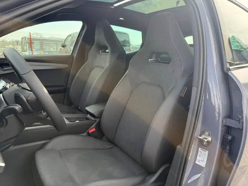 Intérieur du CUPRA Formentor 2.0 TDI 150ch V DSG7 vu côté conducteur, sièges sport noirs et toit panoramique.