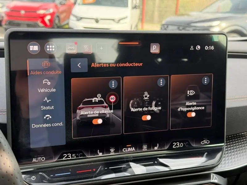Écran tactile intérieur du CUPRA Formentor 2.0 TDI 150ch 2026 montrant les alertes au conducteur en mode nuit.