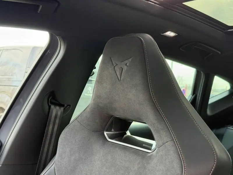 Gros plan sur le siège avant en cuir et alcantara gris avec logo CUPRA embossé, intérieur du Formentor 2026.