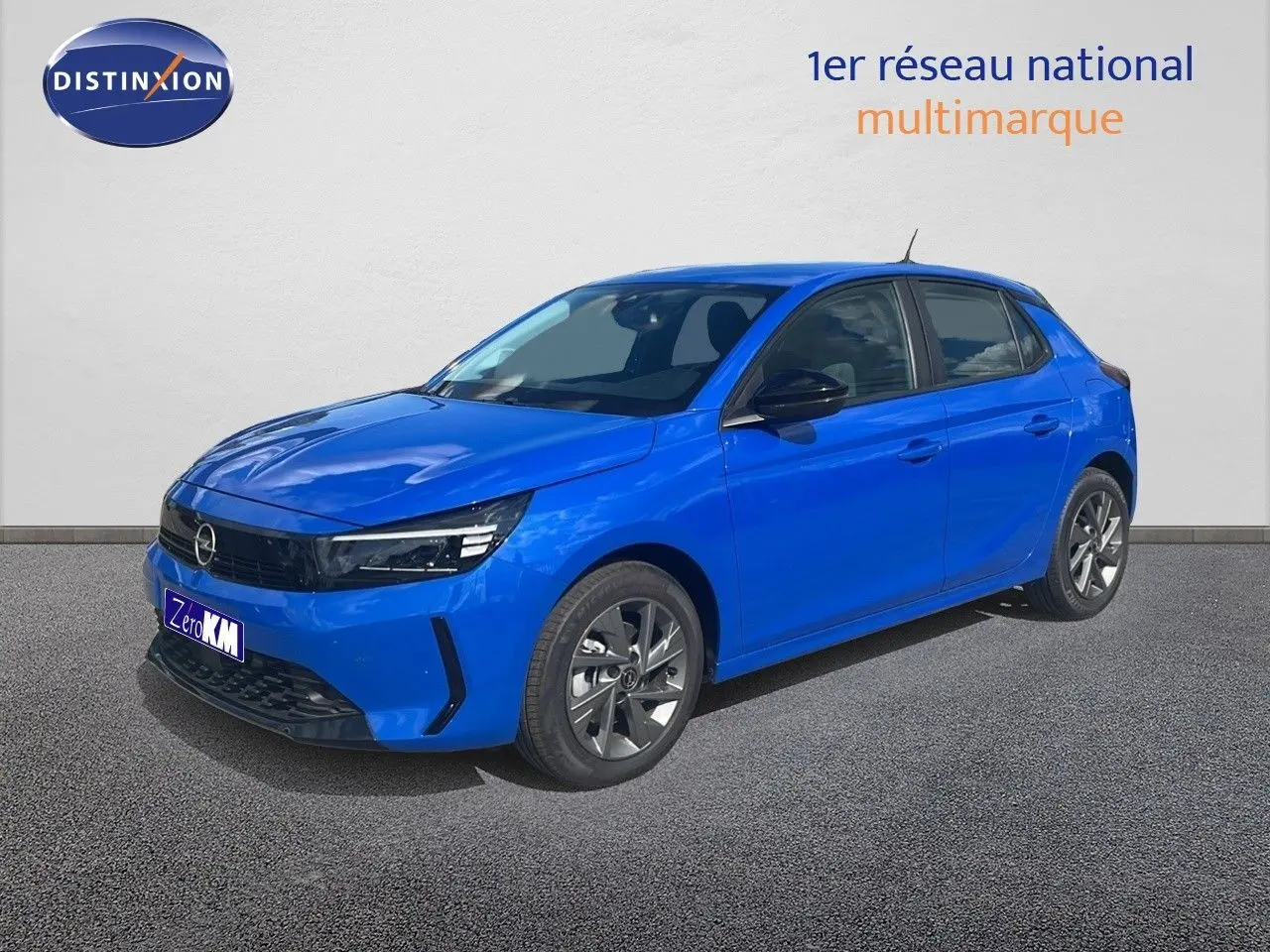 Opel Corsa 2025 bleu voltaik metal vue 3/4 avant droit avec jantes alliage et phares LED allumés.