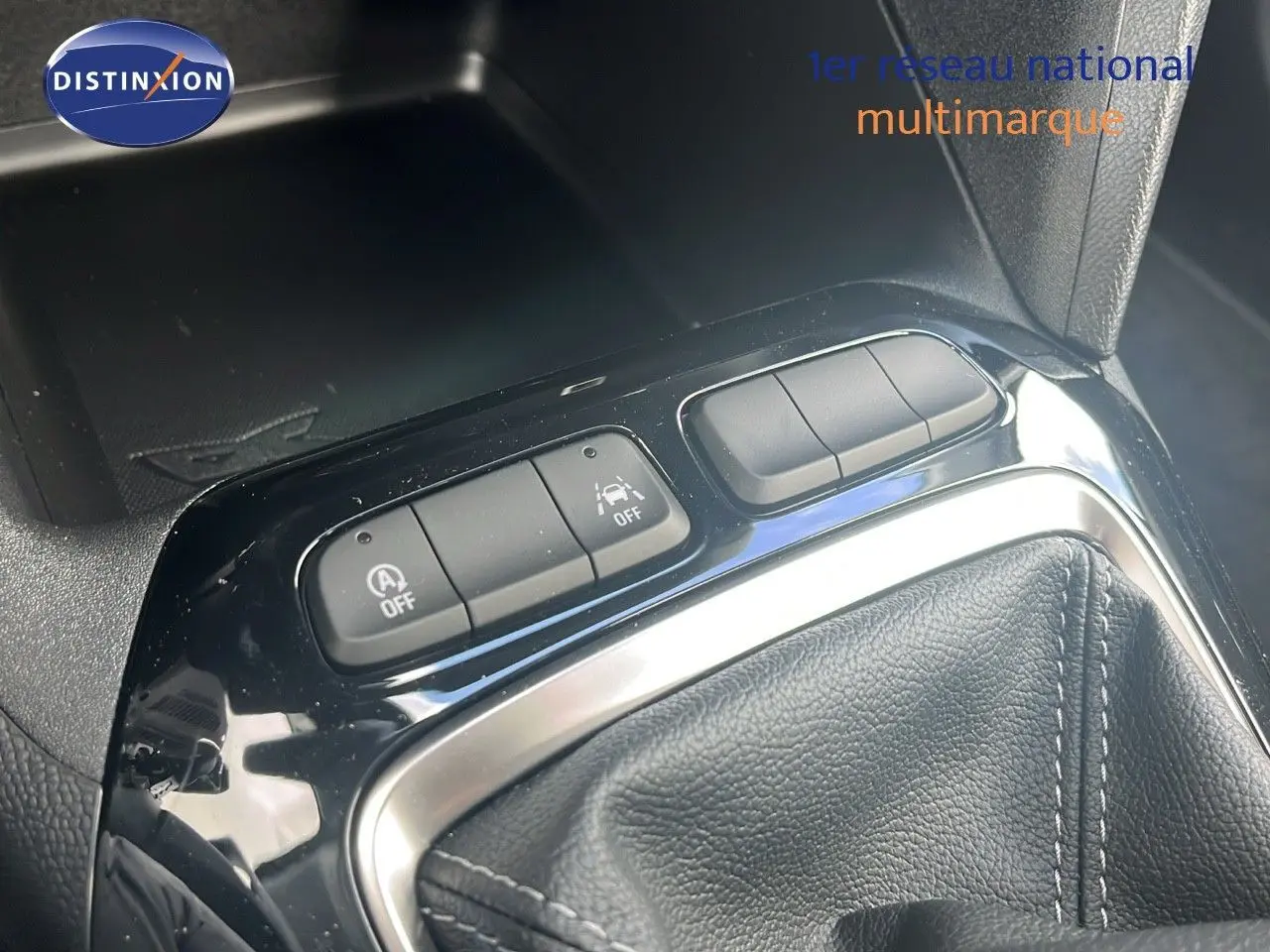 Gros plan sur la console centrale de l'Opel Corsa 2025 avec levier de vitesse manuel et boutons de contrôle noirs.