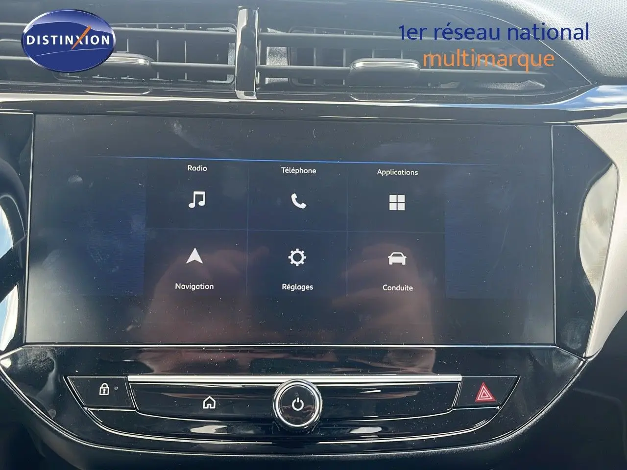 Écran tactile central de l'Opel Corsa 2025 avec interface multimédia affichant radio, téléphone et navigation.