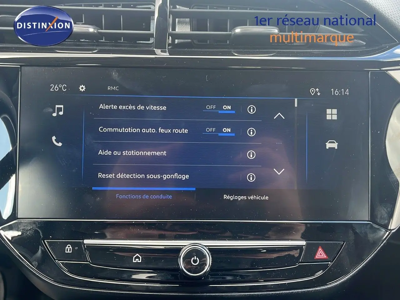 Écran tactile central de l’Opel Corsa bleu Voltaik Metal 2025 affichant les réglages d’aide à la conduite.