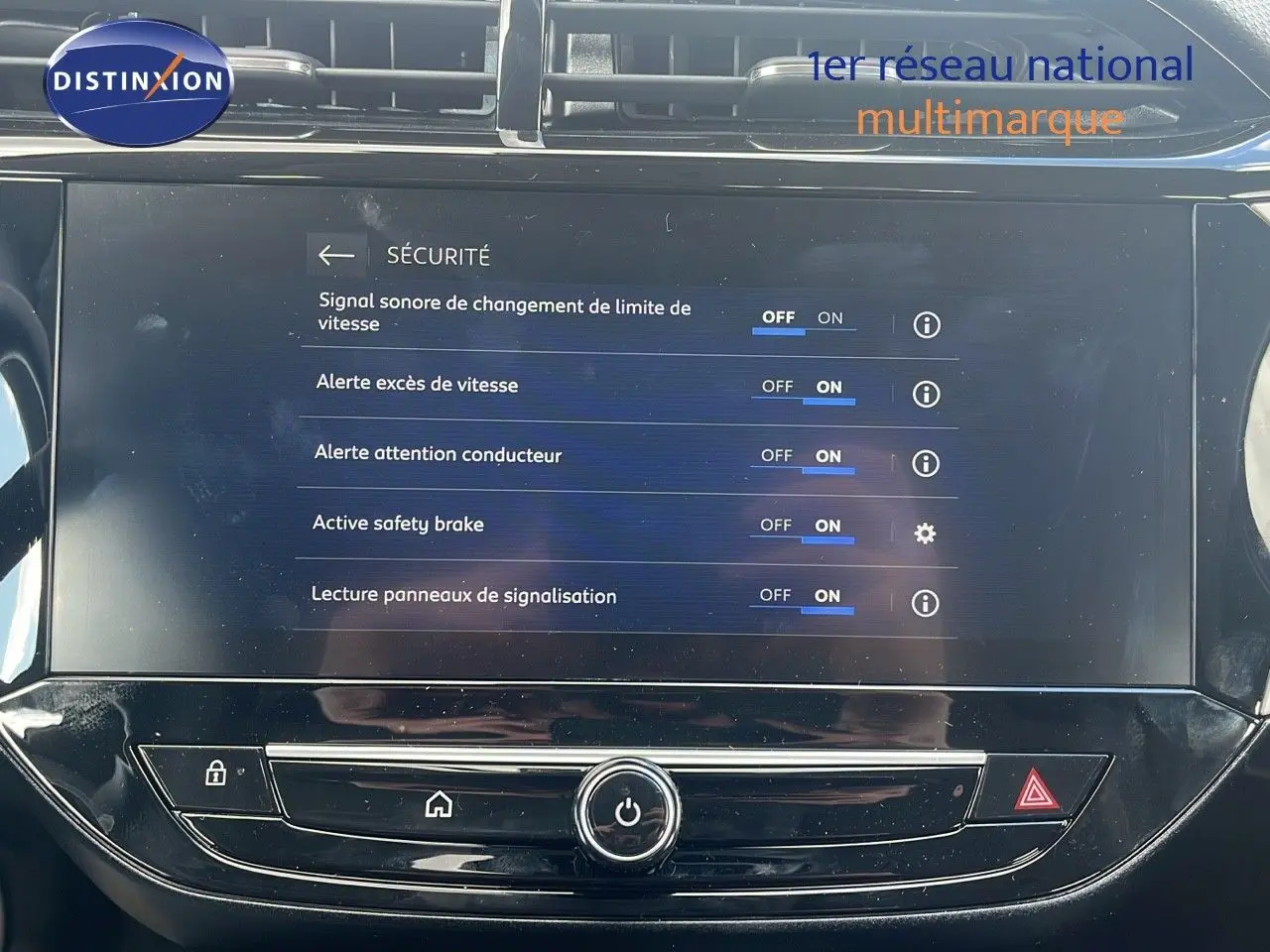 Écran tactile central de l’Opel Corsa bleu voltaik métal 2025 affichant les réglages de sécurité active.