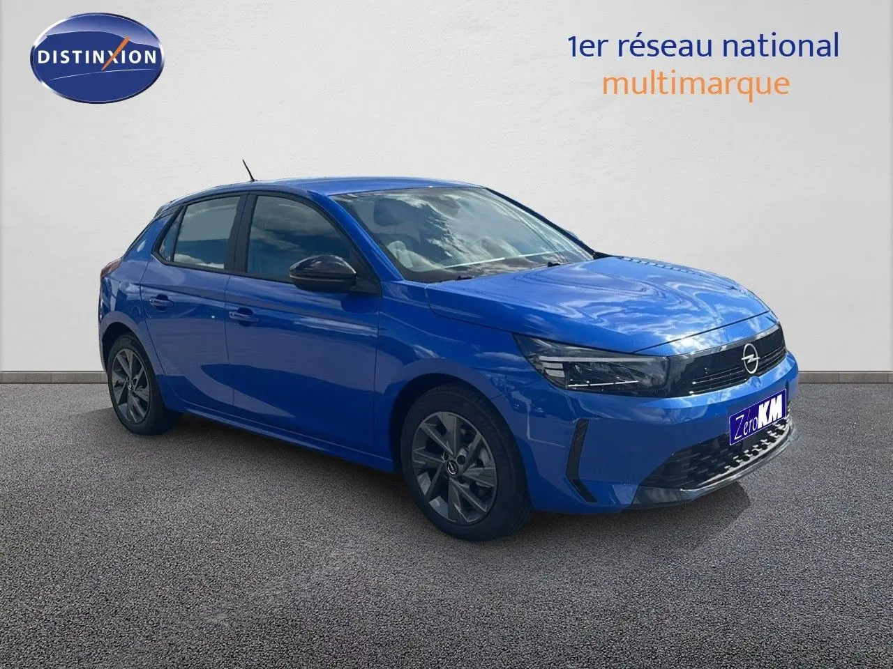 Opel Corsa 2025 bleu Voltaik métal vue 3/4 avant droit avec phares LED et jantes alliage 16 pouces.