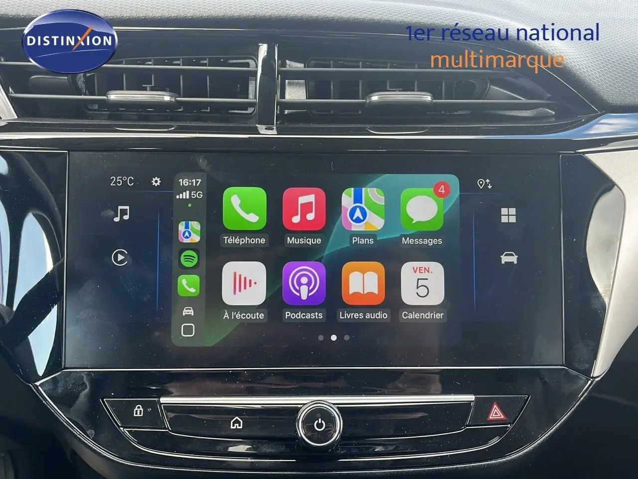 Écran tactile central affichant Apple CarPlay dans l'habitacle d'une Opel Corsa bleu voltaik métal 2025.