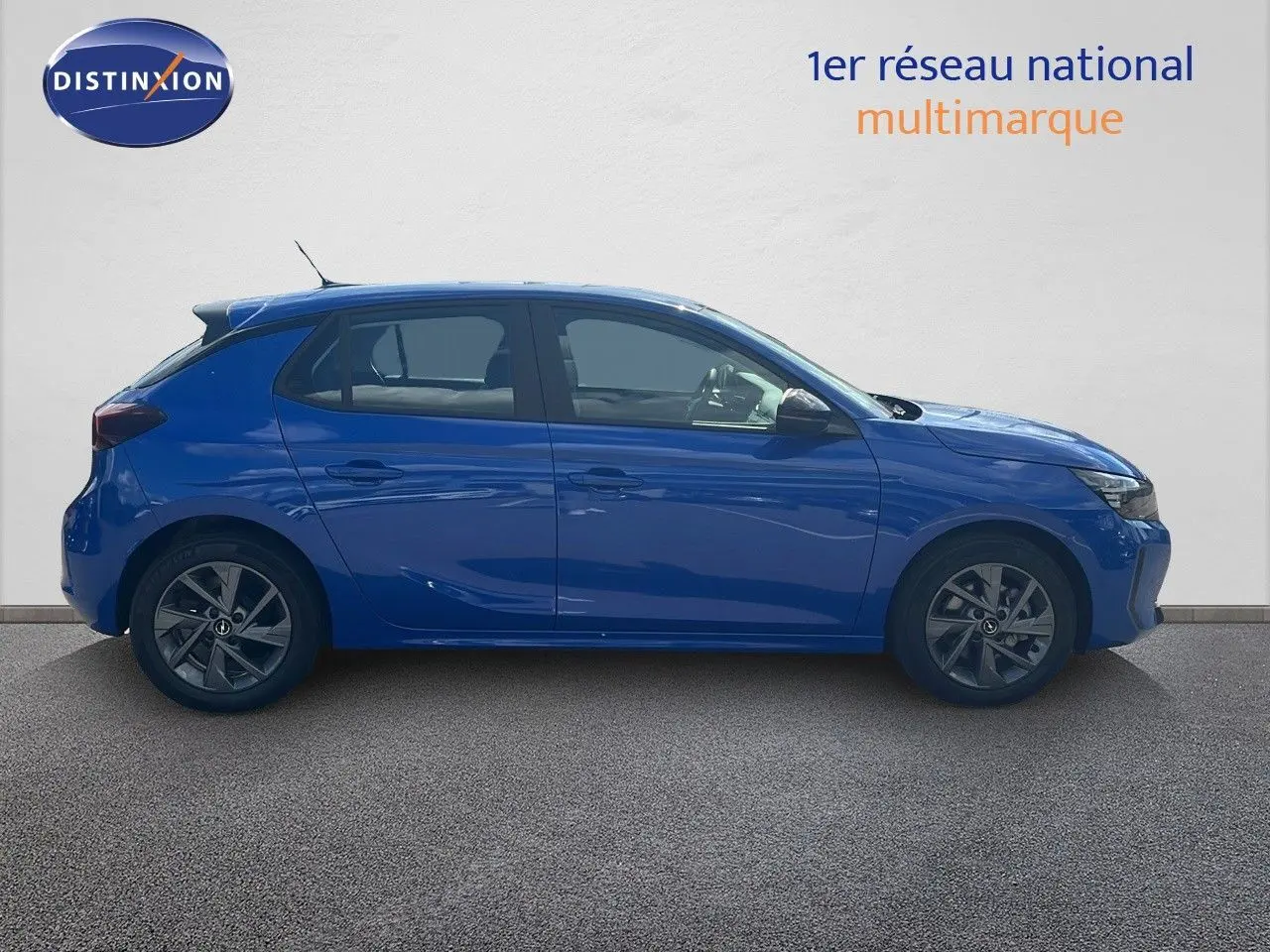 Profil côté gauche d'une Opel Corsa 2025 bleu voltaik métal, compacte avec jantes alliage et lignes dynamiques.