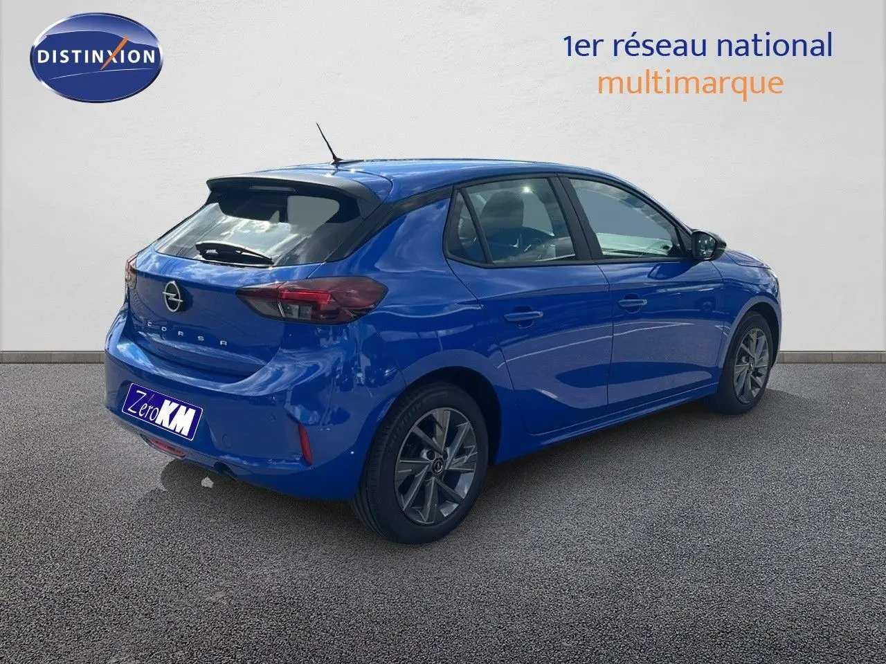 Opel Corsa bleu Voltaik métal vue 3/4 arrière droit, avec jantes alliage et toit noir contrasté.