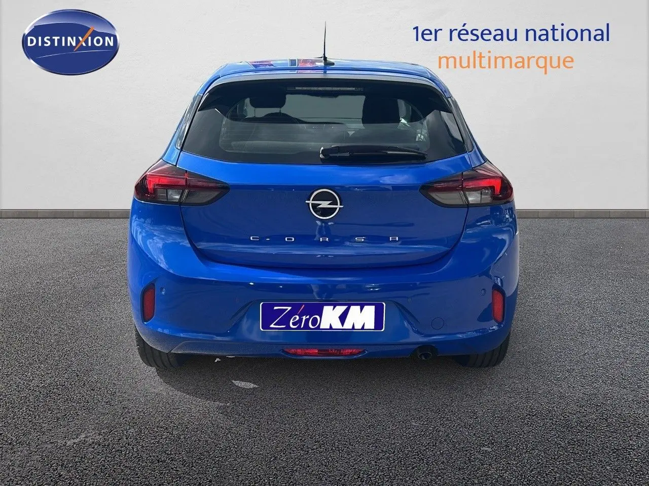 Vue arrière d'une Opel Corsa 2025 bleu voltaik métal avec feux LED et plaque Zéro KM visible.