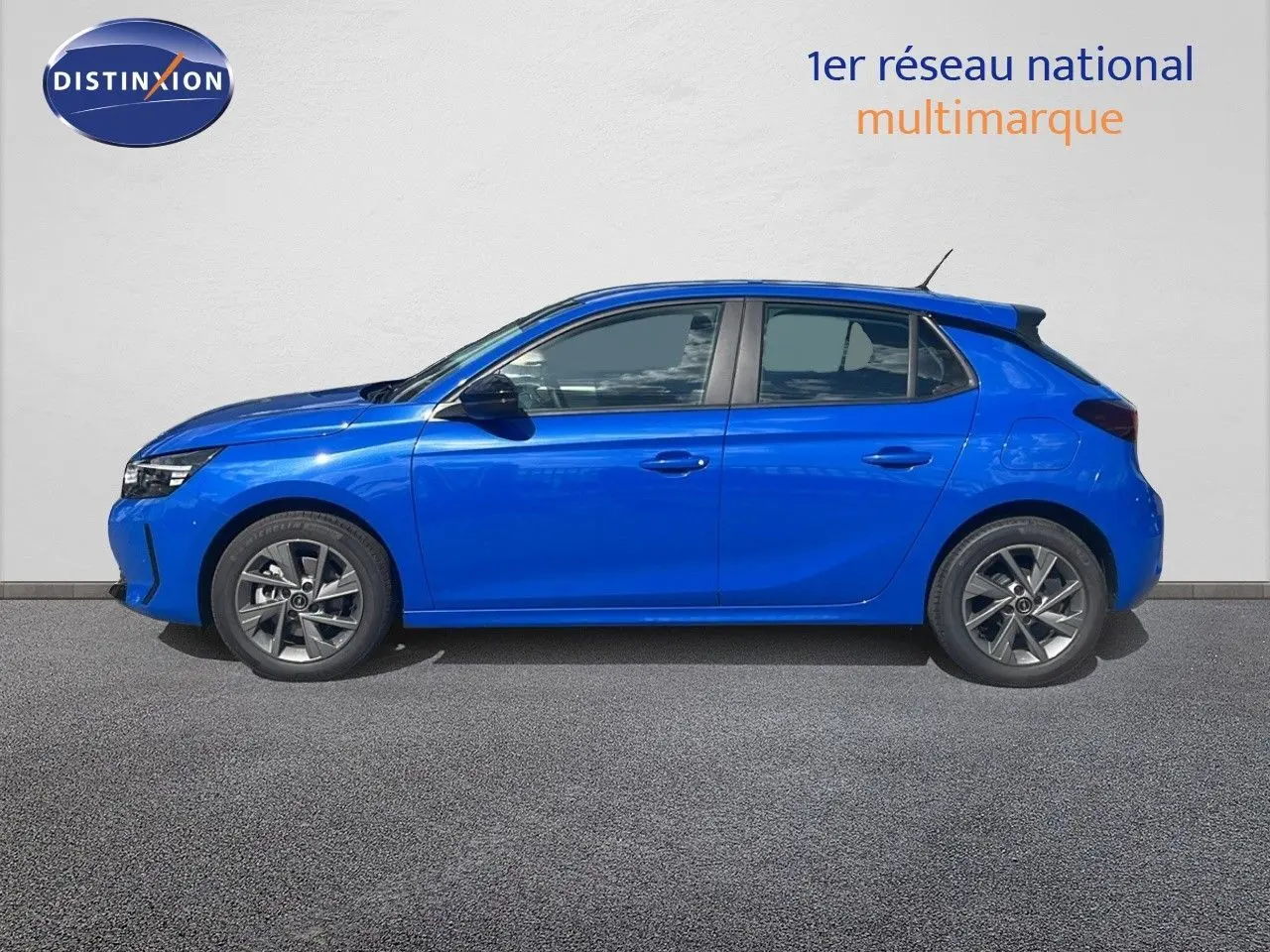 Profil latéral droit d'une Opel Corsa 2025 en bleu voltaik métallisé avec jantes alliage et lignes dynamiques.