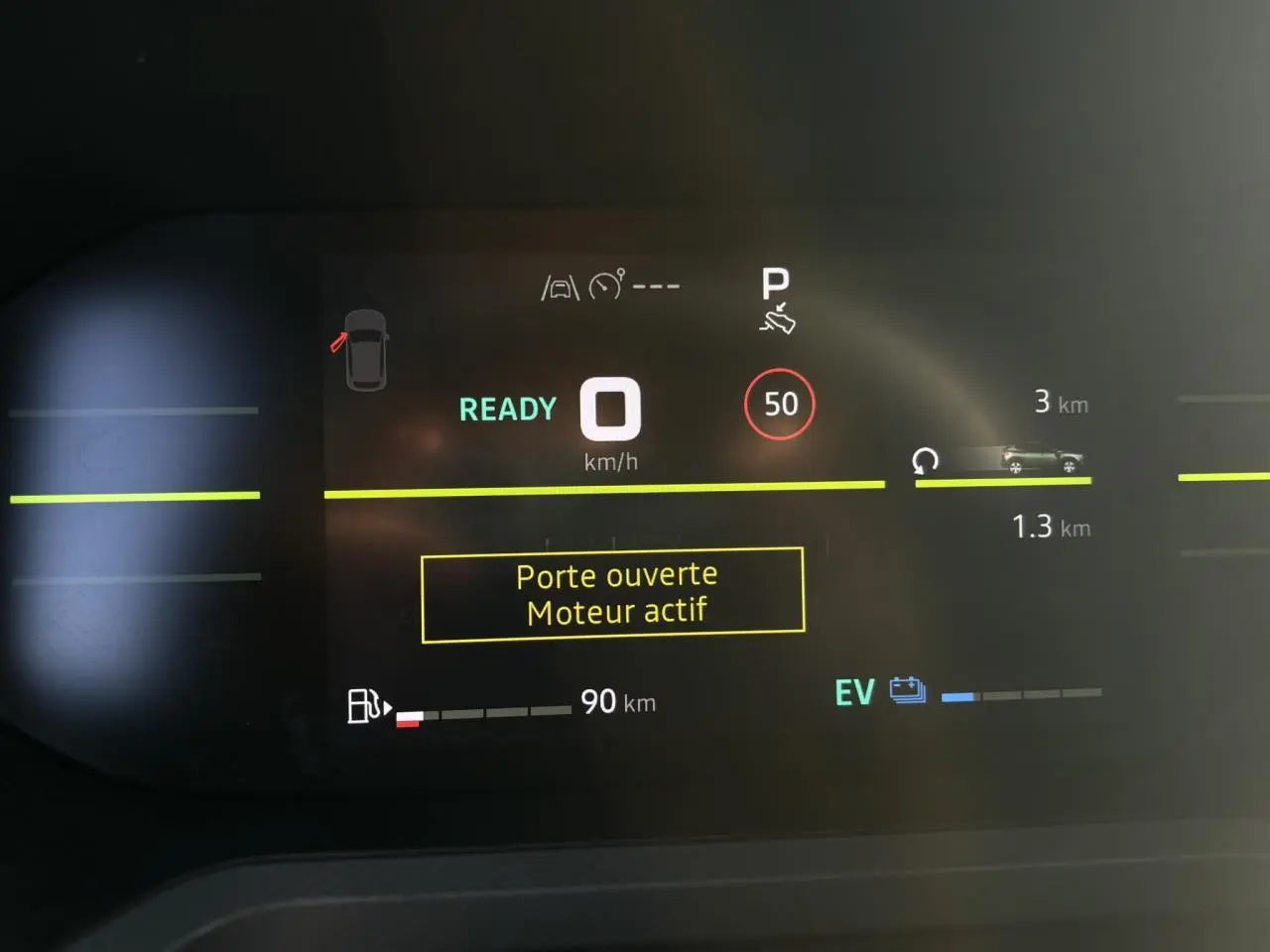 Tableau de bord digital du Dacia Duster 2026 affichant vitesse, alertes et autonomie, vue de face en intérieur.