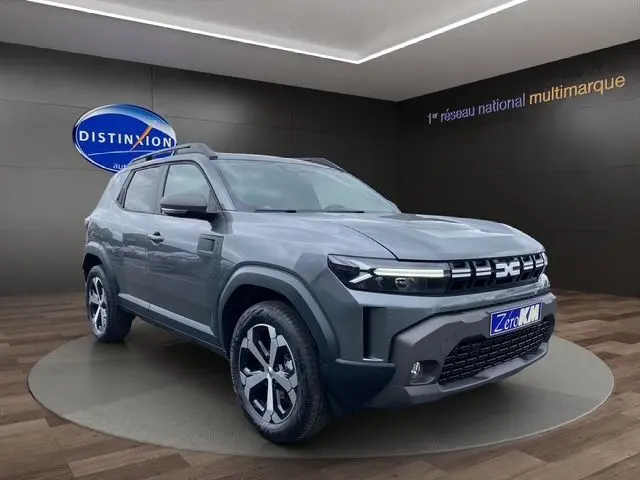 Dacia Duster 2025 gris schiste en 3/4 avant droit, avec jantes alliage et calandre moderne LED.