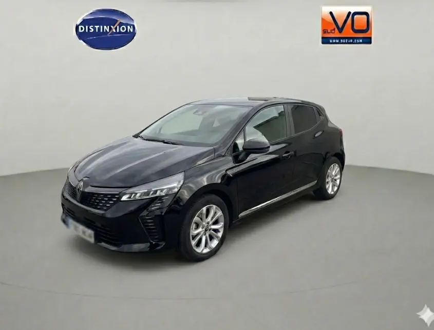 Renault Clio V dCi 100 Evolution noire vue 3/4 avant droit sur fond neutre, vitres surteintées et jantes alliage.