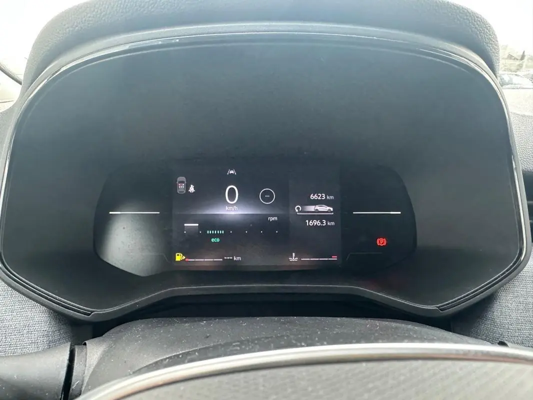 Vue rapprochée du tableau de bord numérique de la Renault Clio V dCi 100 Evolution noire, affichant 6623 km.