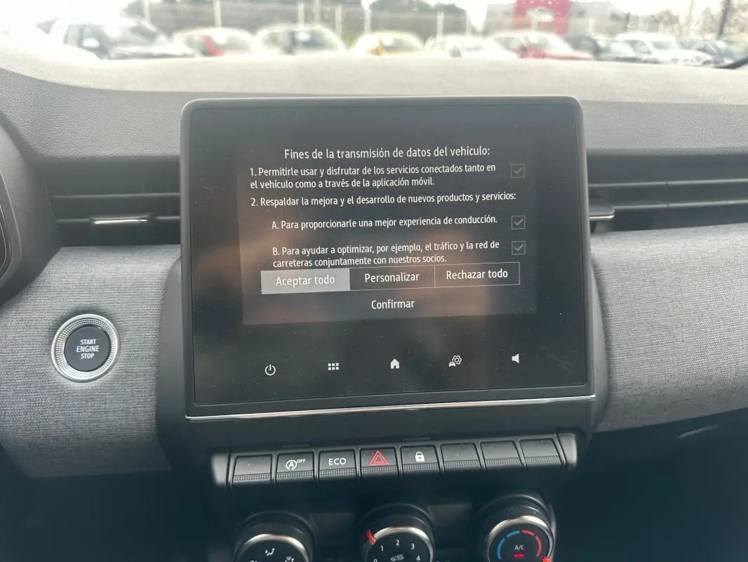 Tableau de bord de Renault Clio V dCi 100 Evolution 2025 noir, vue frontale centrée sur l'écran tactile et commandes climatisation.