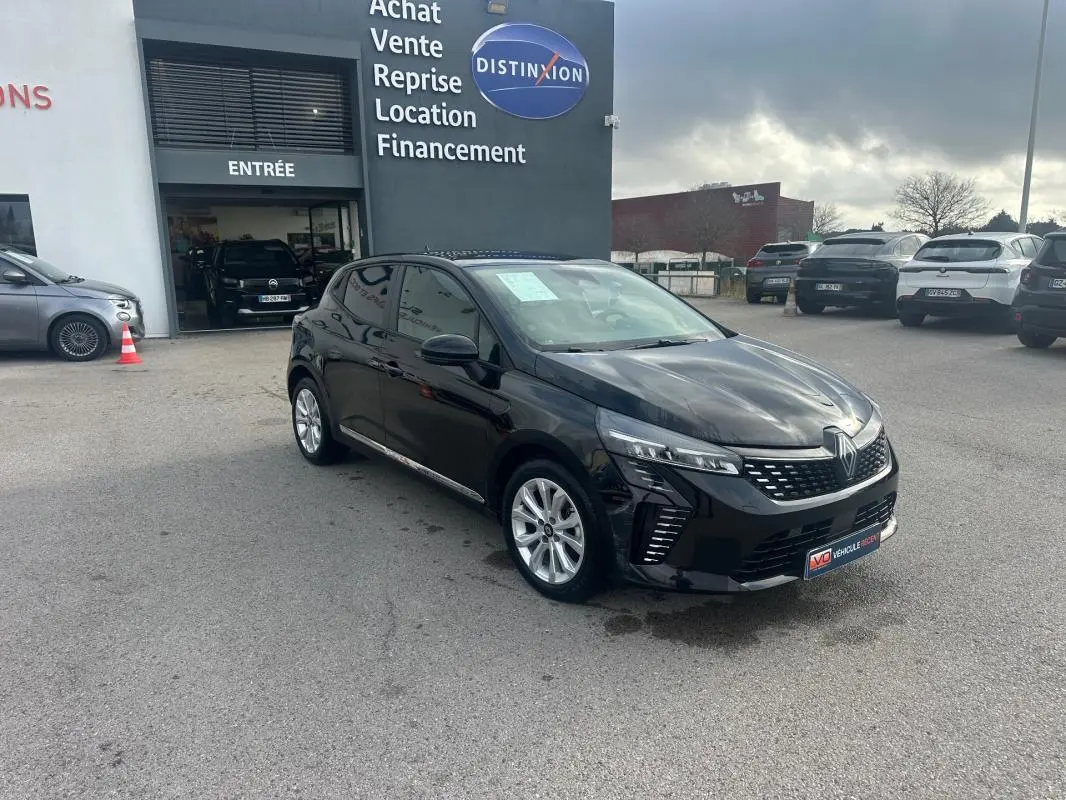 Renault Clio V dCi 100 Evolution noire vue en 3/4 avant droit, avec vitres surteintées et calandre distinctive.