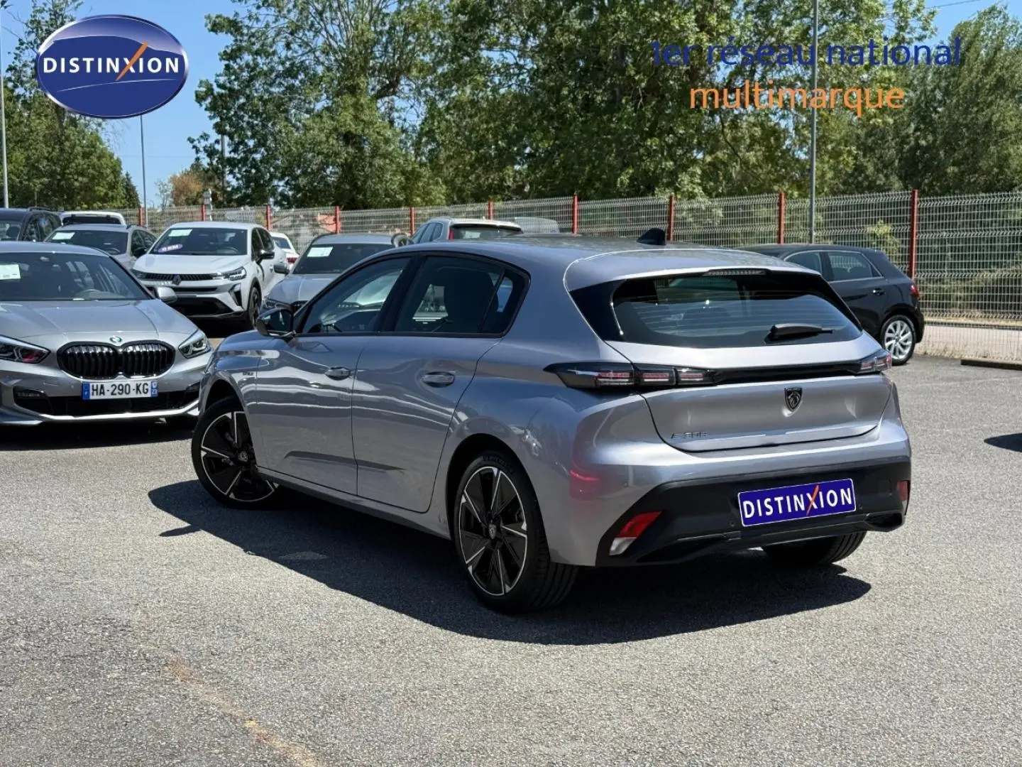 Peugeot e-308 gris Artense vue 3/4 arrière droite, avec feux arrière LED et jantes alliage noires.