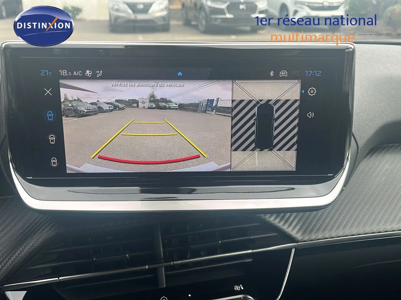 Écran central du Peugeot 2008 2025 montrant la caméra de recul et la vue 360° en stationnement.