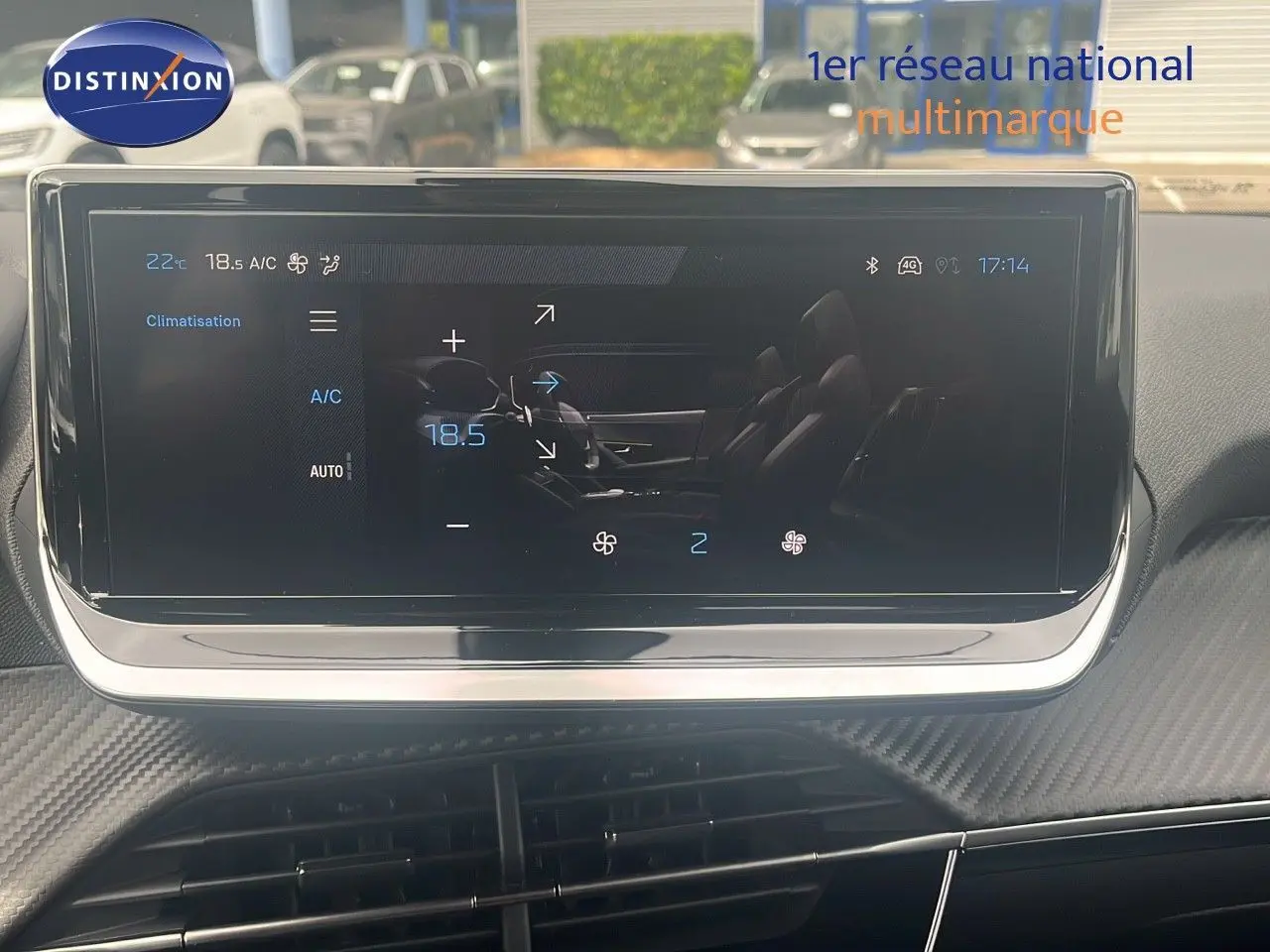 Écran tactile du tableau de bord du Peugeot 2008 2025 affichant la climatisation à 18,5°C en intérieur noir.