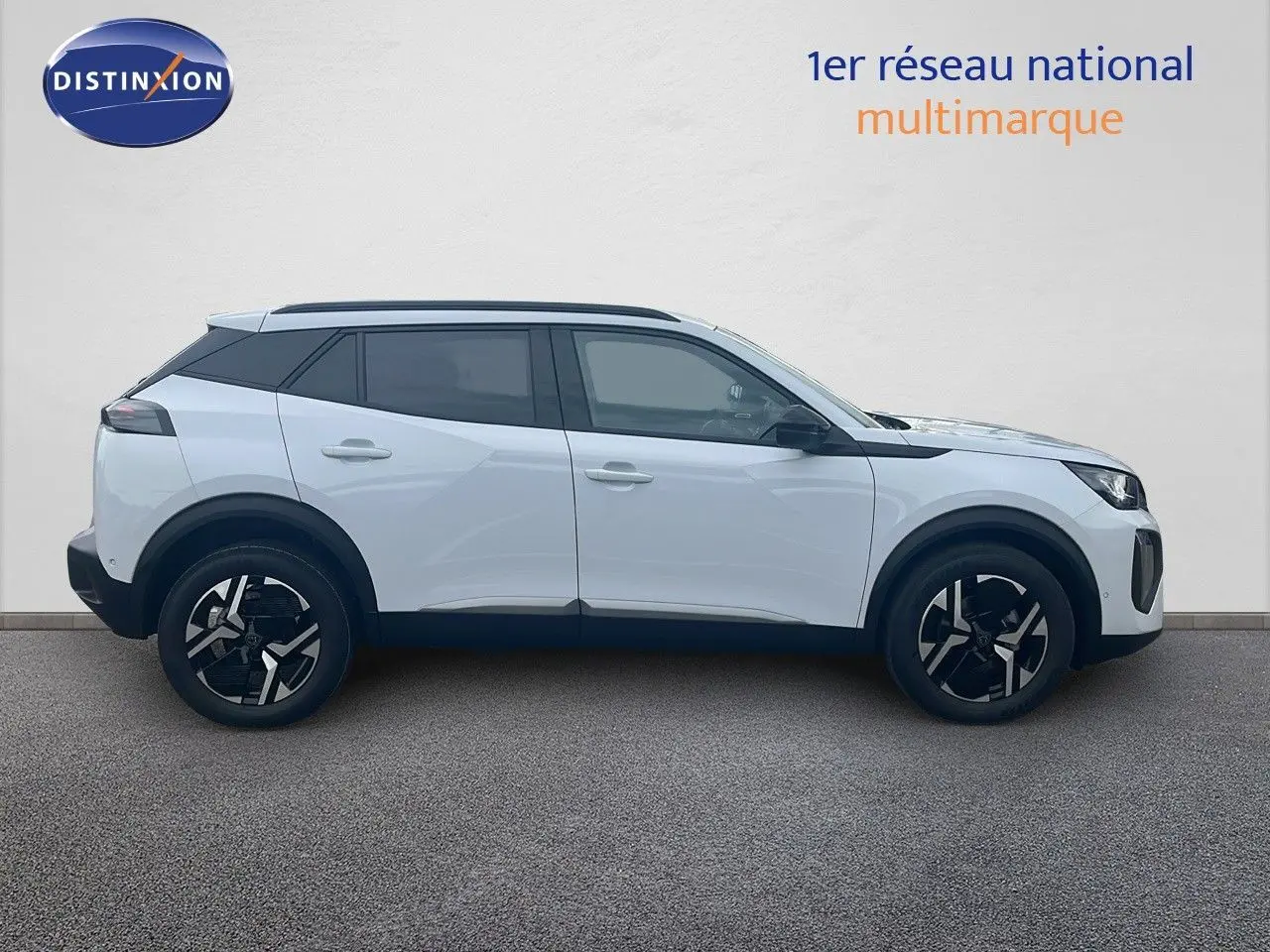 Peugeot 2008 blanc Okenite métal vu de profil côté gauche, avec jantes noires et toit noir contrastant.
