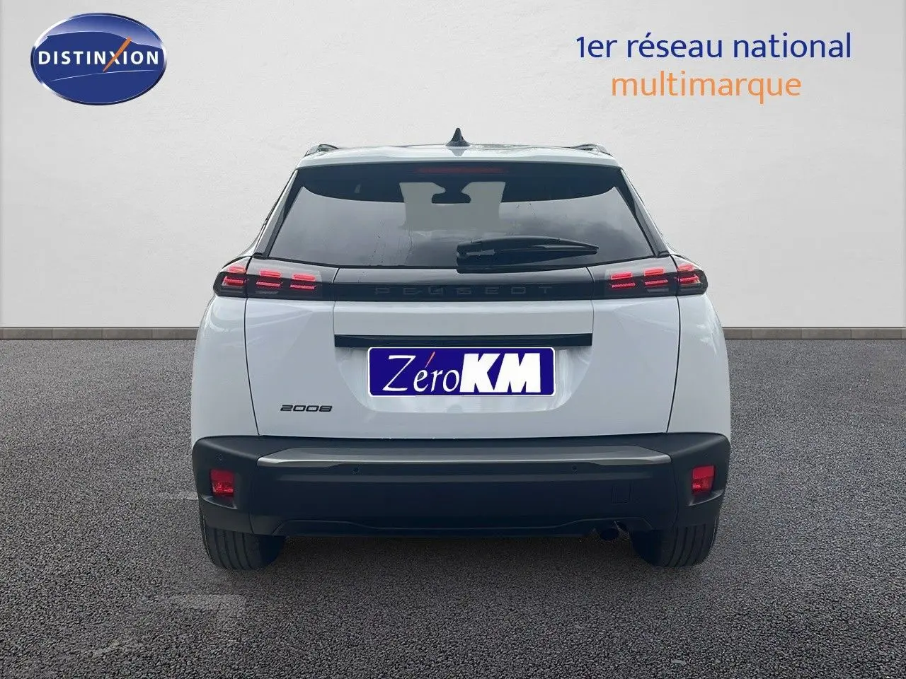 Vue arrière d'un Peugeot 2008 blanc Okenite Metal de 2025 avec feux LED et hayon fermé sur fond neutre.