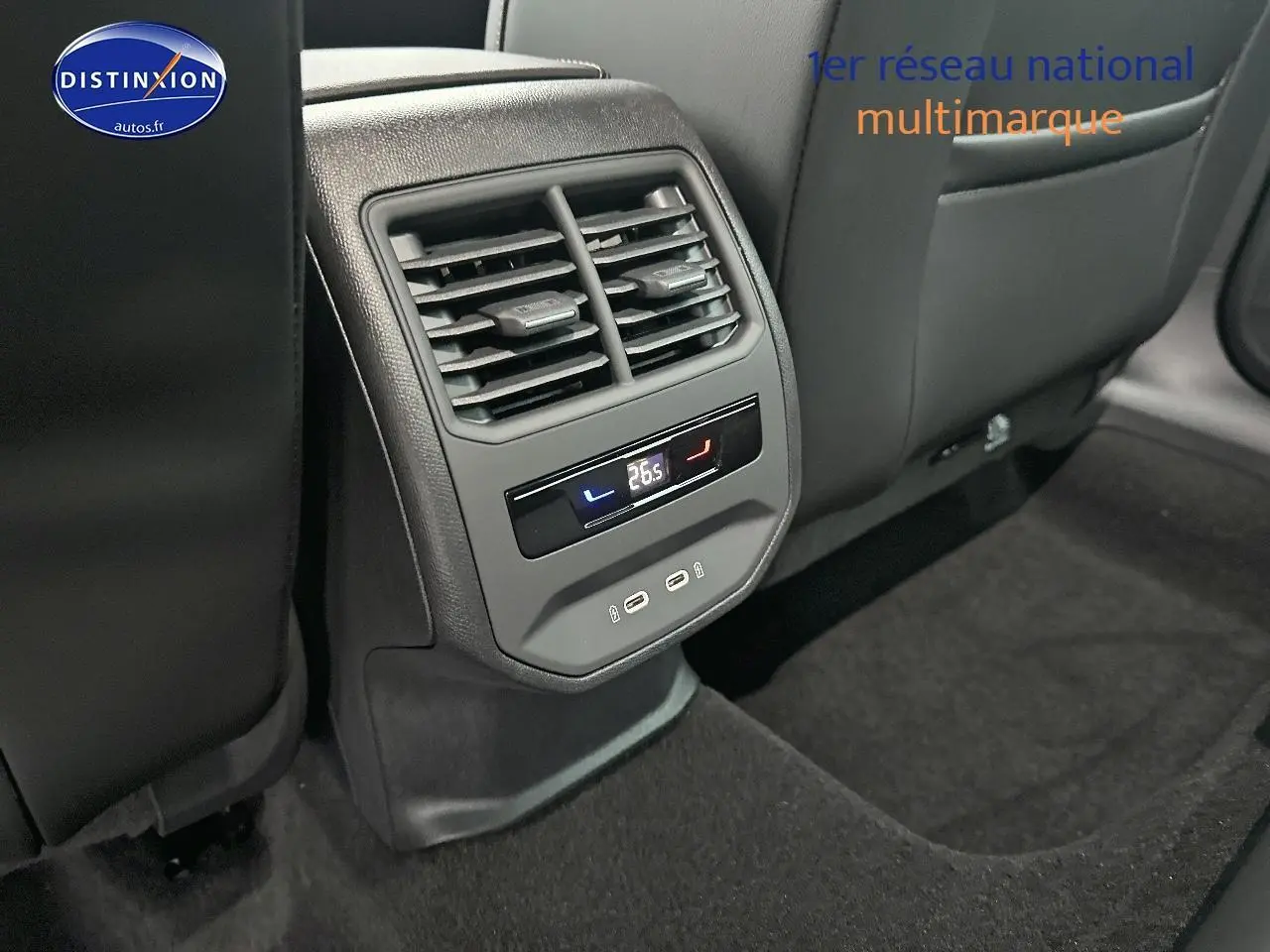 Détail de la console arrière avec commandes de climatisation et ports USB dans une CUPRA LEON ST gris magnétique.