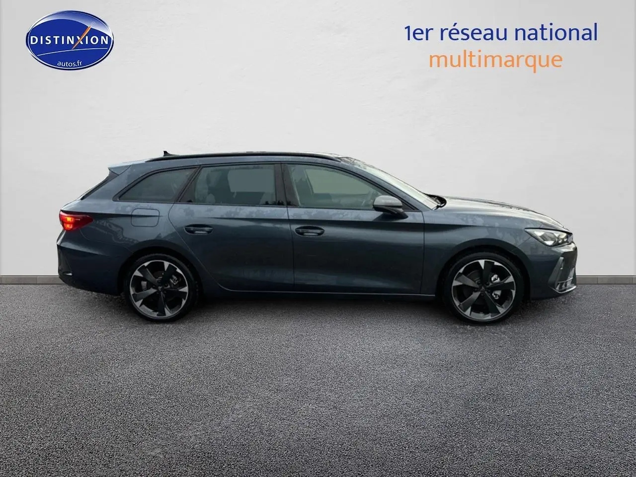 Profil latéral droit d'une CUPRA Leon ST 1.5 etsi hybrid 2025 gris magnétique avec jantes alliage noires.