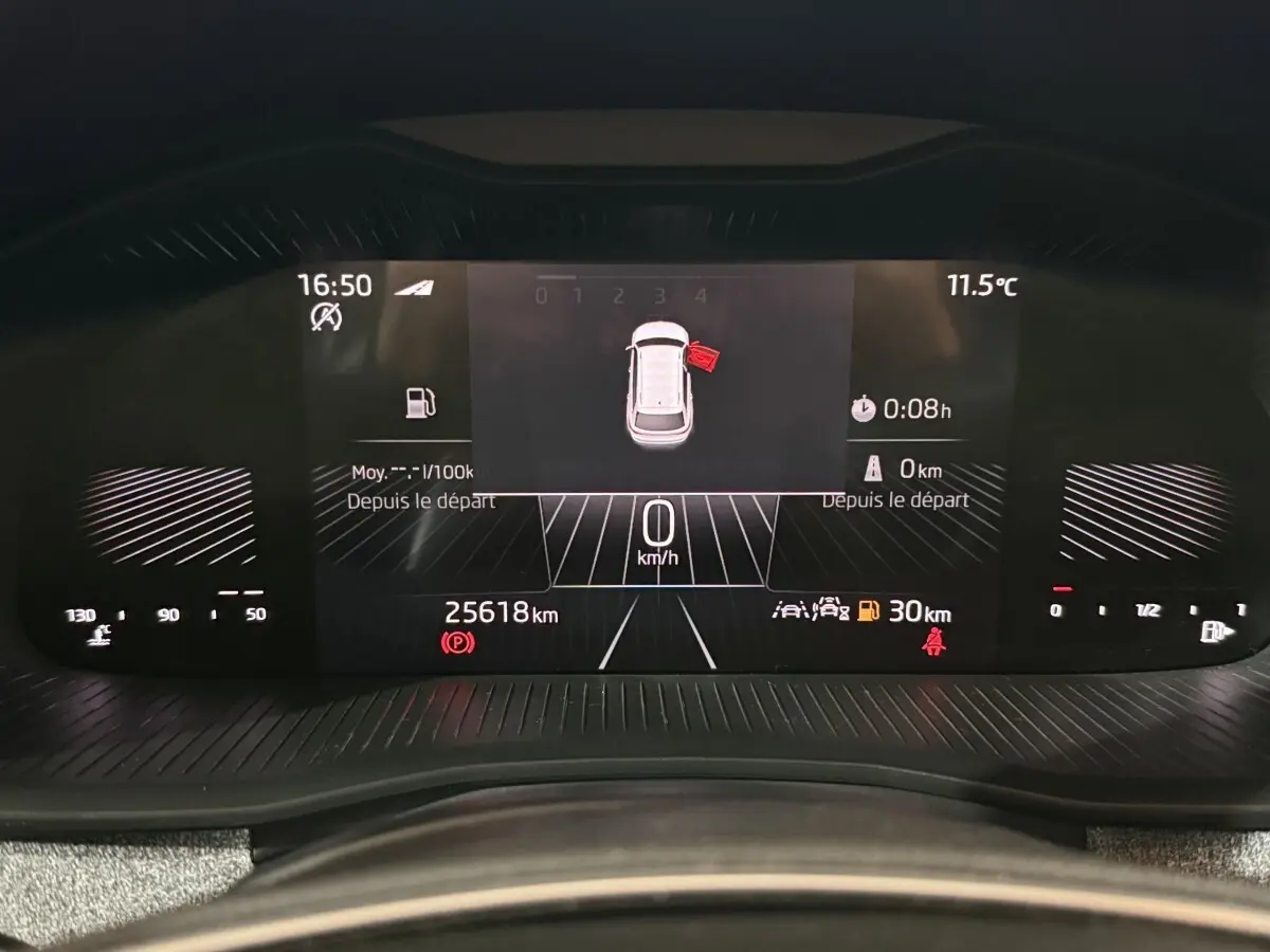 Tableau de bord numérique du Skoda Kamiq 2024 montrant la vitesse à 0 km/h et porte avant droite ouverte.