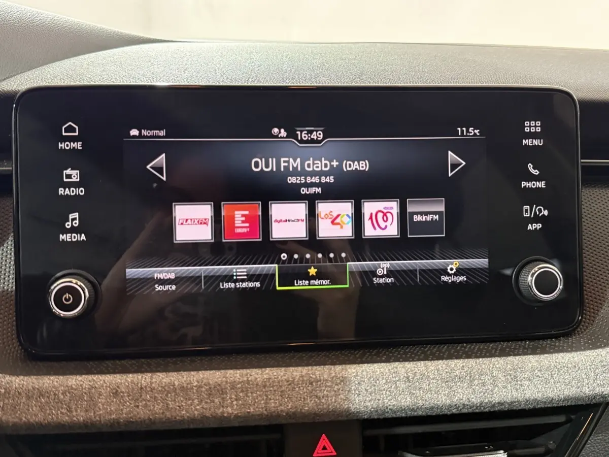 Écran tactile central de 8,25 pouces du Skoda Kamiq 2024 affichant la radio numérique DAB+ en mode station.