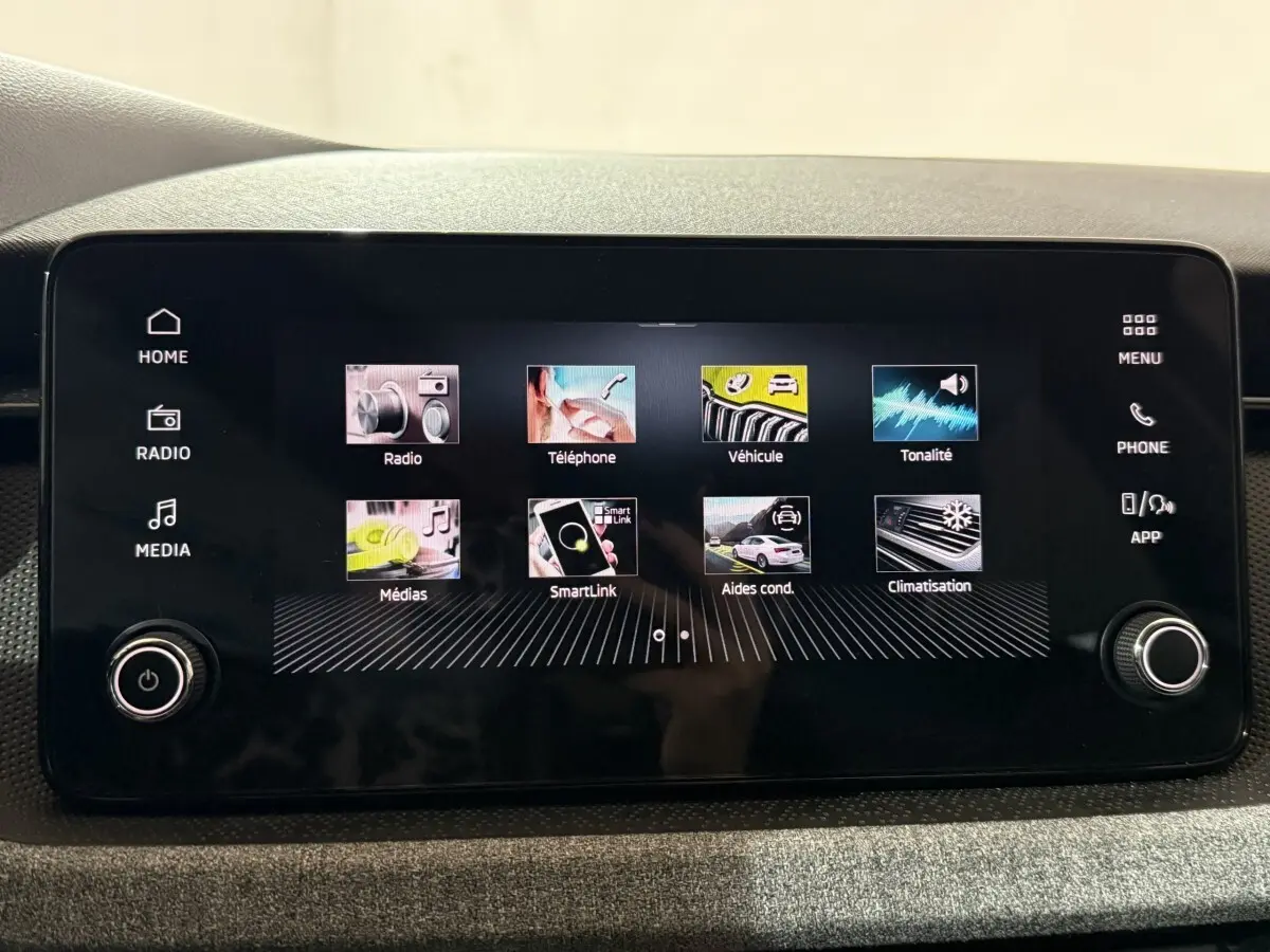 Écran tactile central de 8,25 pouces du Skoda Kamiq 2024 affichant les menus radio, téléphone et véhicule.