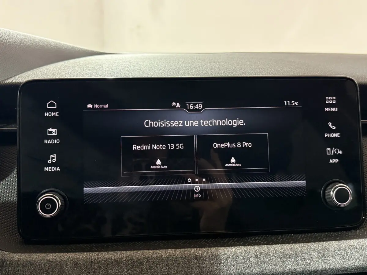 Écran tactile central du Skoda Kamiq 2024 affichant le choix entre Redmi Note 13 5G et OnePlus 8 Pro via Android Auto.