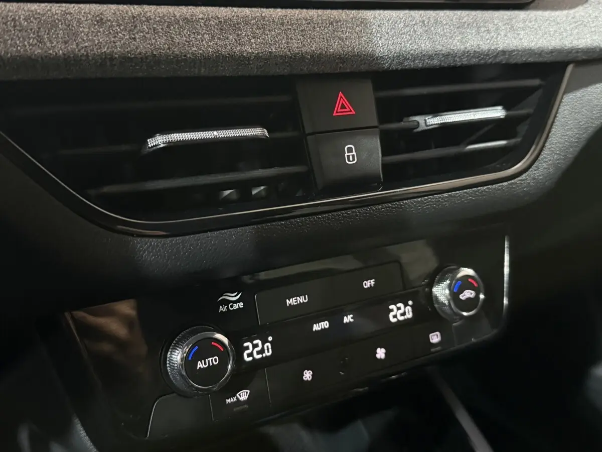 Détail de la console centrale noire du Skoda Kamiq 2024 avec climatisation automatique affichant 22 degrés
