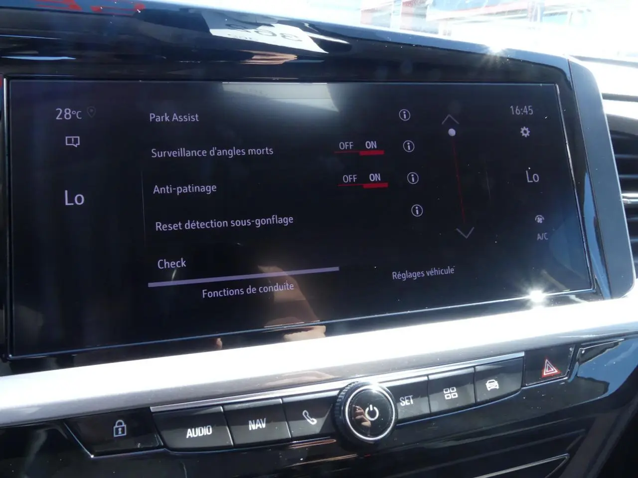 Écran tactile central de l’Opel Grandland blanc métallisé affichant les réglages d’assistance à la conduite.