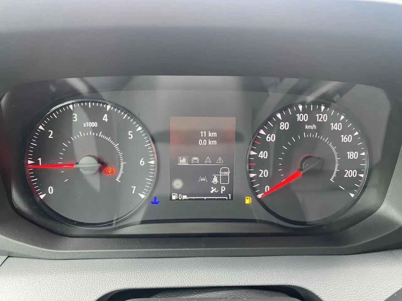 Vue rapprochée du combiné d'instrumentation du Renault Master blanc, affichant compte-tours, vitesse et écran digital.