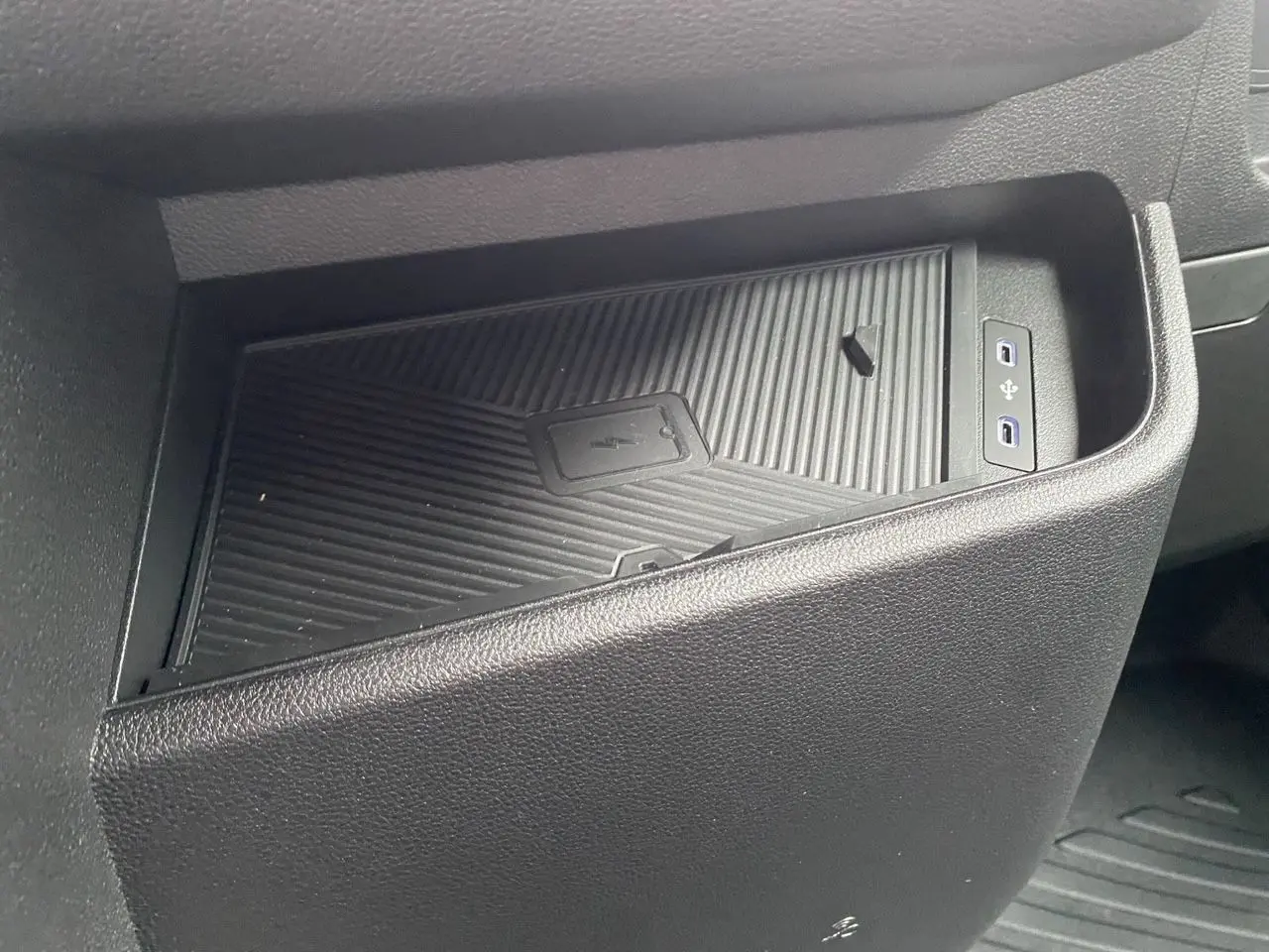 Gros plan sur le chargeur smartphone à induction noir avec deux ports USB dans le Renault Master 2025.