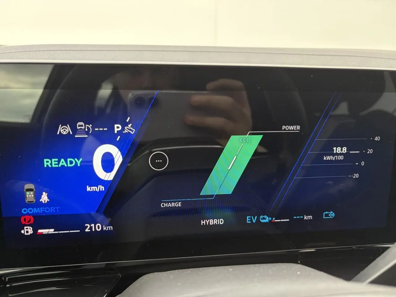 Tableau de bord numérique du Renault Rafale 2025 en mode hybride, affichant vitesse zéro et autonomie 210 km.