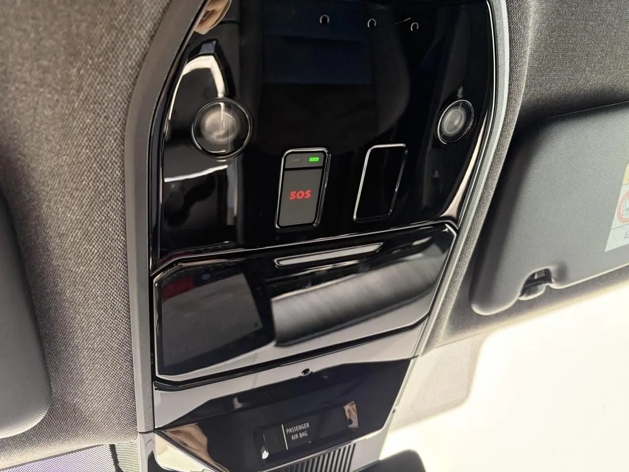 Vue en gros plan du plafonnier noir brillant avec bouton SOS dans l’habitacle du Renault Rafale Summit Blue 2025.