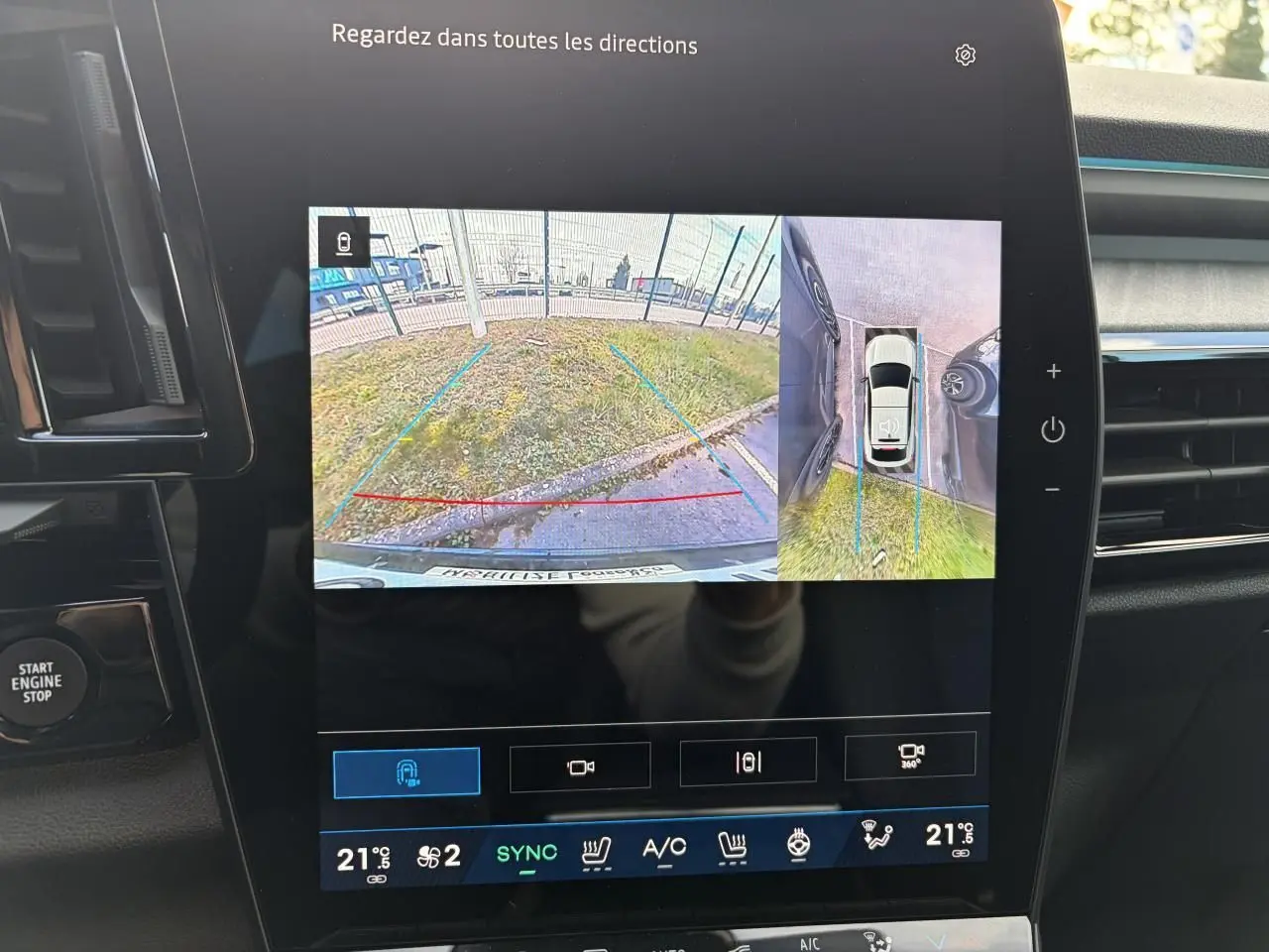 Écran multimédia montrant la vue 360° et caméra de recul du Renault Rafale Summit Blue, intérieur noir.