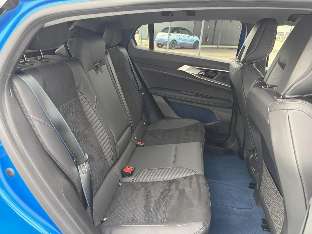 Vue intérieure côté droit de la banquette arrière en sellerie Alcantara noire avec surpiqûres bleues du Renault Rafale Summit Blue.
